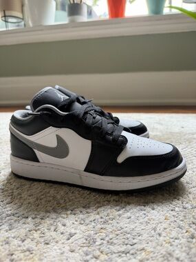 Nike Low-Top Sneakers in Black, White & Gray